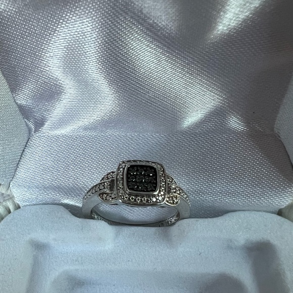 Jewelry - Black diamond accent ring